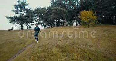 跑步者在一条小路上下坡。 无人机向后飞，向外飞，在大黄山和森林里<strong>翻腾</strong>。